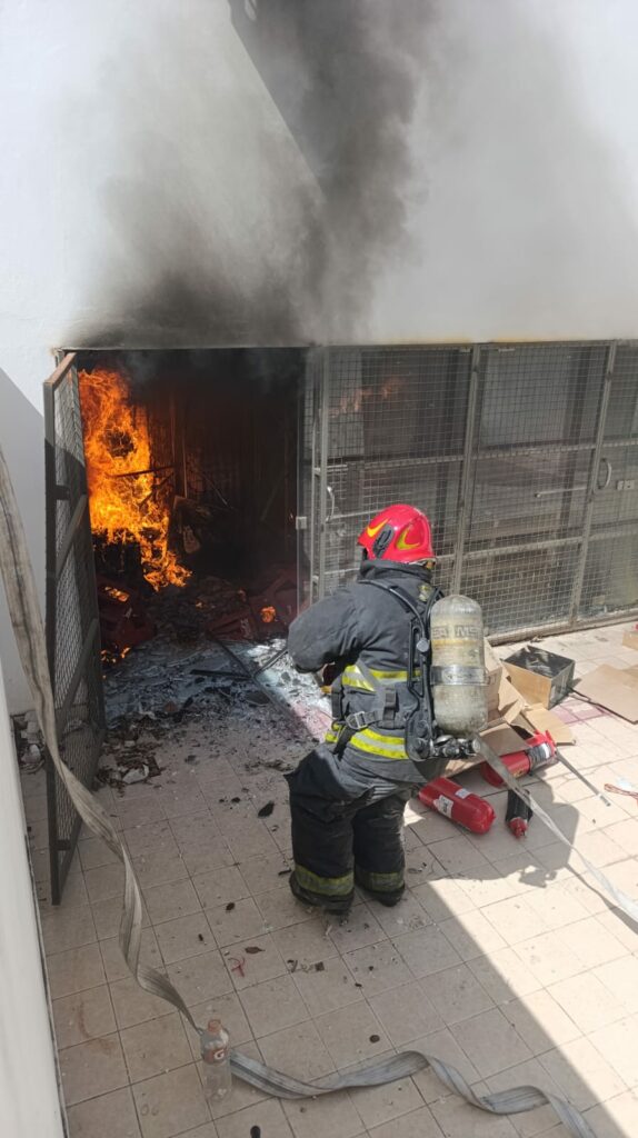 Se incendió el depósito de un supermercado Carrefour Express