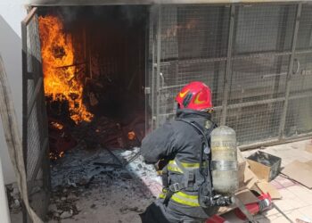 Se incendió el depósito de un supermercado Carrefour Express