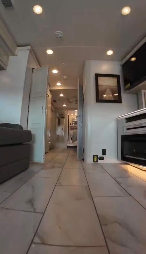 El interior de este motorhome es "más grande que un monoambiente"