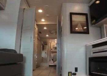 El interior de este motorhome es «más grande que un monoambiente»