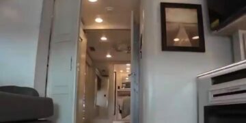 El interior de este motorhome es «más grande que un monoambiente»