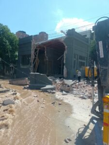 Se derrumbó la pared de una casa tras la rotura de un caño de agua