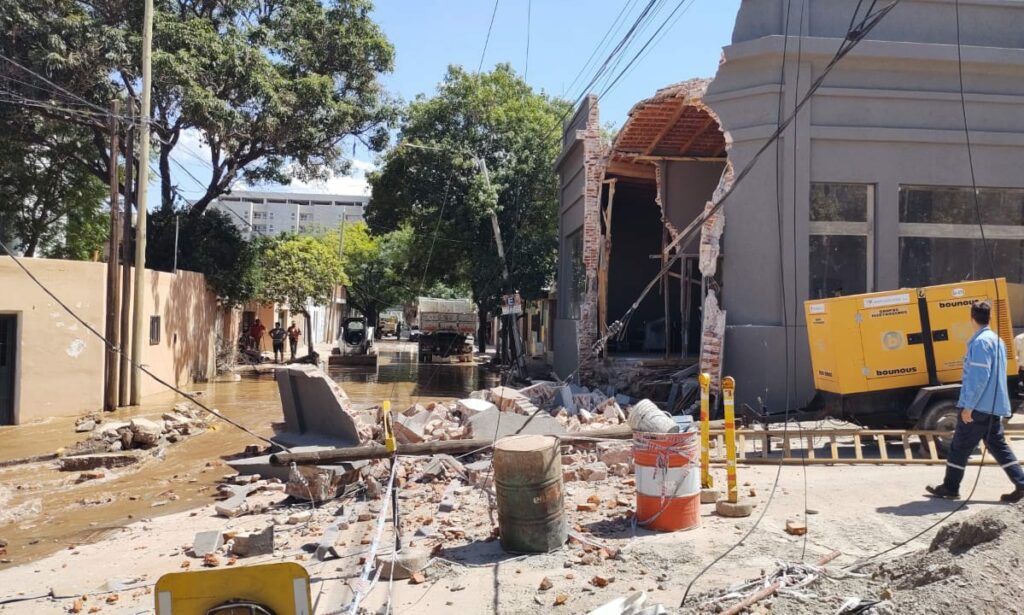 Se derrumbó la pared de una casa tras la rotura de un caño de agua