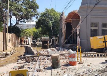 Se derrumbó la pared de una casa tras la rotura de un caño de agua