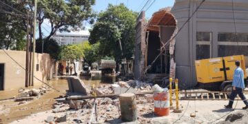 Se derrumbó la pared de una casa tras la rotura de un caño de agua