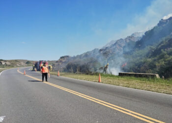 Bomberos combaten un foco de incendio en la zona de Copina