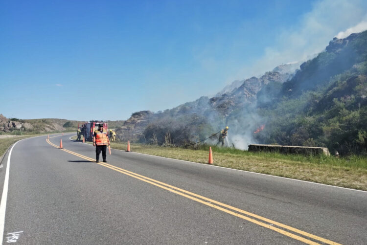 Bomberos combaten un foco de incendio en la zona de Copina