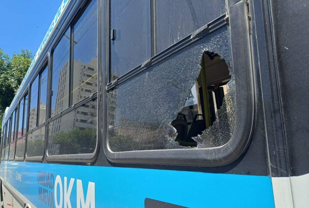 Un camionero detenido tras agredir a un colectivo por una discusión de tránsito