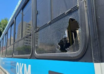 Un camionero detenido tras agredir a un colectivo por una discusión de tránsito