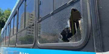 Un camionero detenido tras agredir a un colectivo por una discusión de tránsito