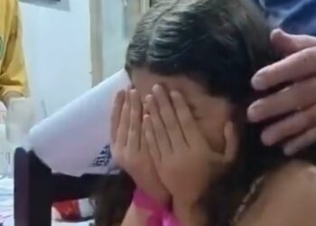 La emotiva reacción de una niña al abrir su regalo de Navidad