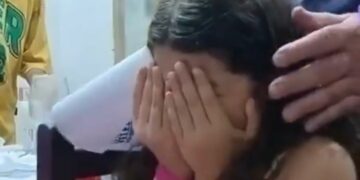 La emotiva reacción de una niña al abrir su regalo de Navidad