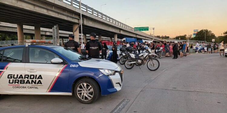 Carrera ilegal de autos “Tunning”.