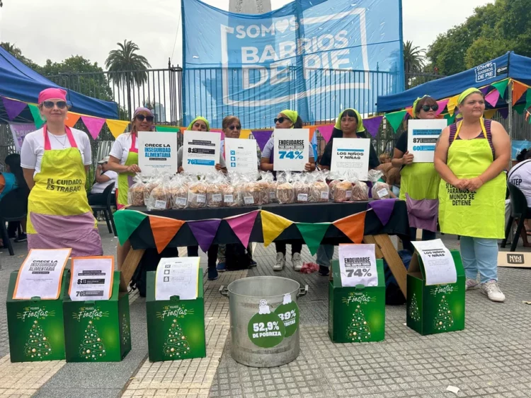 Barrios de Pie repartió pan dulce para las familias pobres en la Plaza de Mayo.