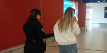 Detienen a influencer por estafas en el aeropuerto de Córdoba