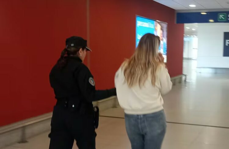 Detención de Candela Salazar en el Aeropuerto Ambrosio Taravella de Córdoba, influencer acusada de estafas reiteradas con criptomonedas.