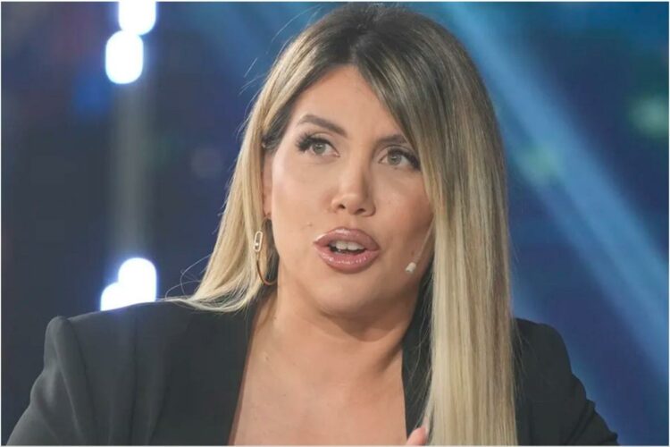 Wanda Nara en el living de Susana Giménez.