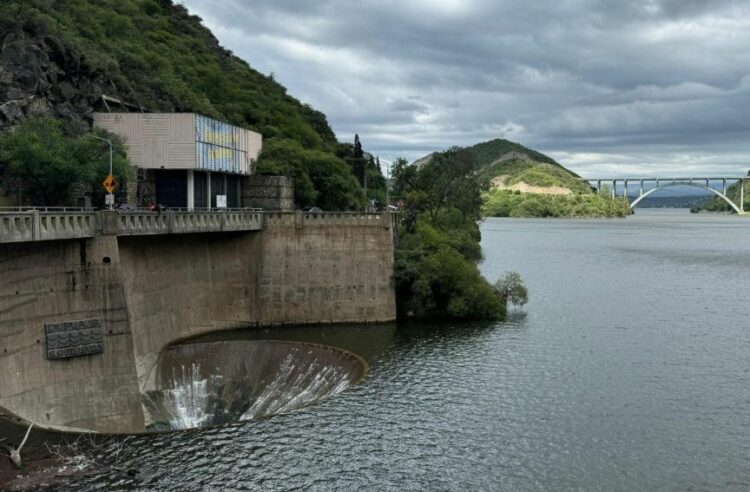 El lago San Roque alcanzó su nivel máximo