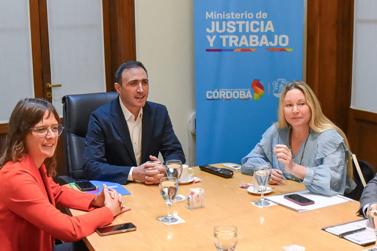 El ministro Julián López recibió a legisladores autoras de los proyectos.