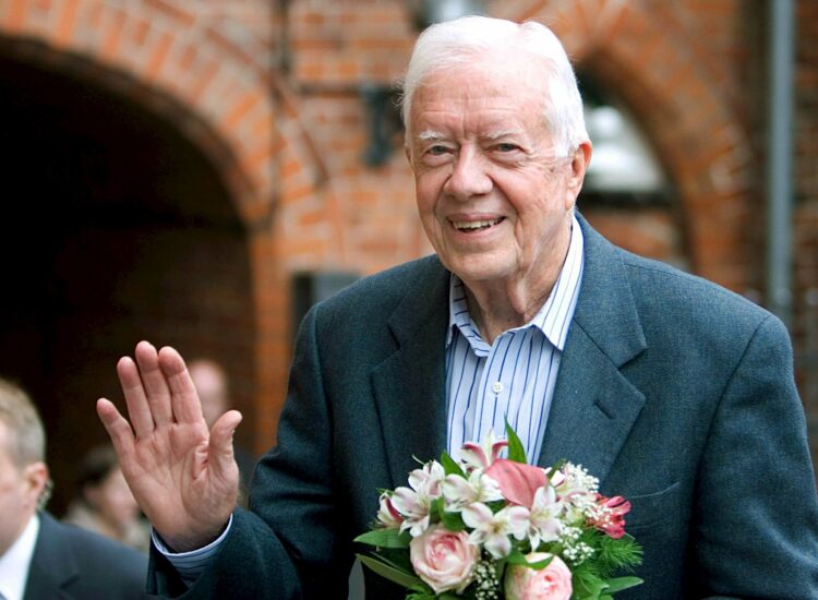 LUE01. BOGOTÁ (COLOMBIA), 30/12/2024.- Fotografía de archivo del 4 de octubre de 2007 del expresidente de Estados Unidos Jimmy Carter saludando a su llegada a un hotel en Lueneburg (Alemania). Carter, fallecido este domingo a sus 100 años, entró en la historia de Estados Unidos con su improbable ascenso de cult de magnate del maní (cacahuete) a presidente del país, pero su mayor legado fue redefinir la vida después de la Casa Blanca, con una labor tenaz que dejó una huella sin precedentes en la política estadounidense y mundial. EFE/ Andreas Tamme