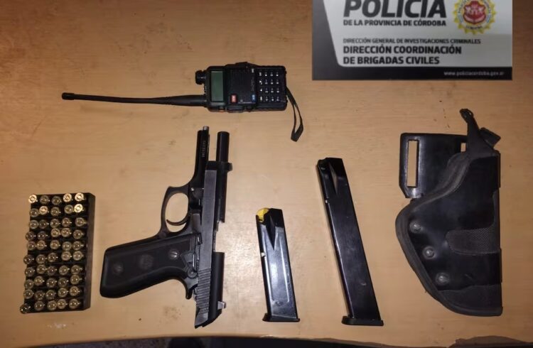 En otros allanamientos se secuestraron armas de fuego y 31 personas.