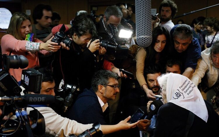 Los periodistas reclaman una infraestructura adecuada para trabajar.