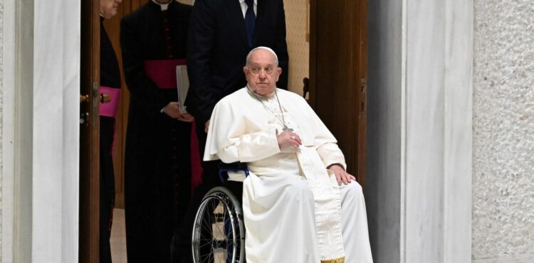 El Papa llega a la audiencia general de los miércoles.