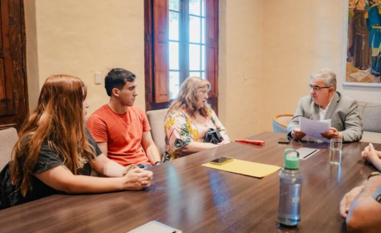 El gobernador Raúl Jalil se reunió con la familia del gendarme secuestrado.