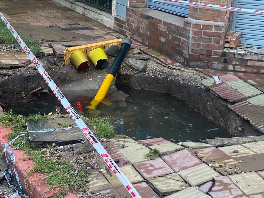 Un nuevo socavón se "tragó" un semáforo en barrio General Paz