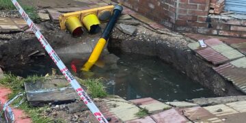 Un nuevo socavón se «tragó» un semáforo en barrio General Paz