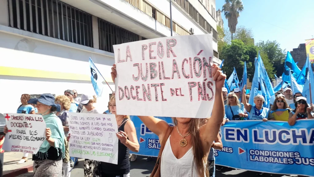 Los jubilados docentes fueron los que más perdieron