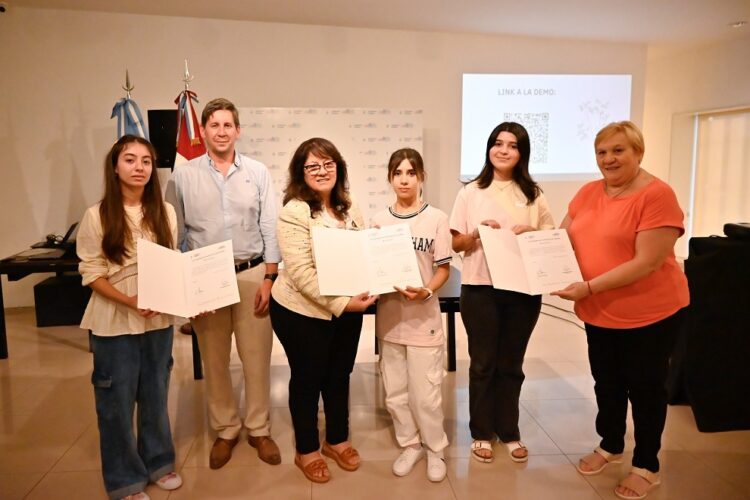 Chiara Monsu, Sofía Leal y Greta Blanco en la legislatura.