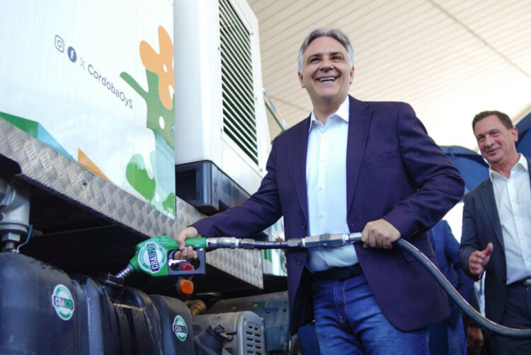 El Gobernador dejó inaugurada la nueva estación de servicio en la ciudad.