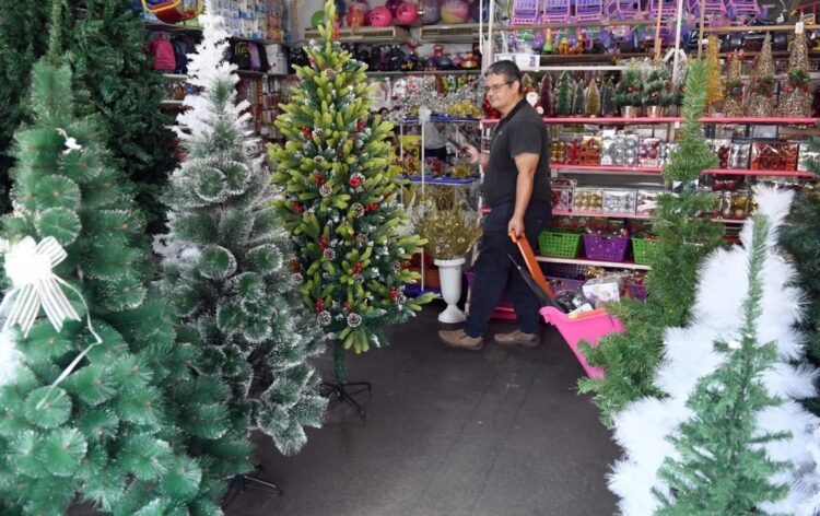 La estrella que adorna la punta del árbol tiene un precio aproximado de $ 3.000, aunque en algunos casos llega a valer $ 20.000.
