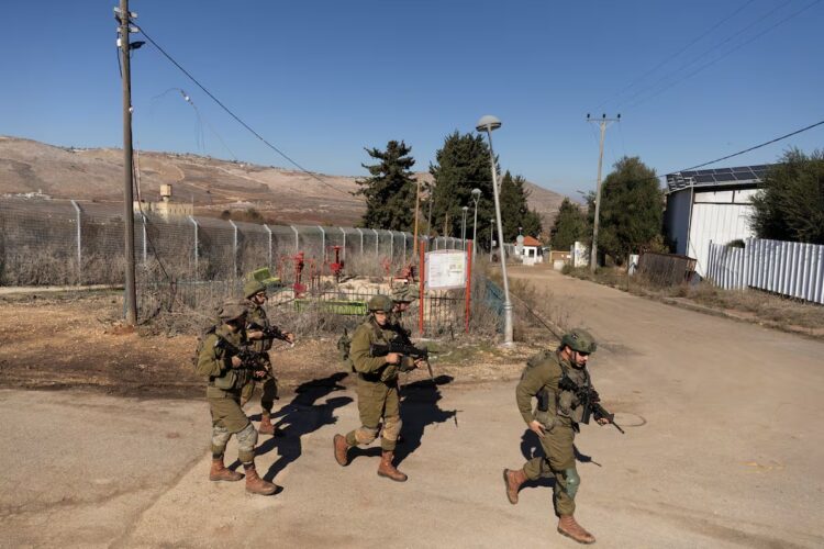 Un grupo de soldados israelíes patrullaban ayer la frontera con Líbano.