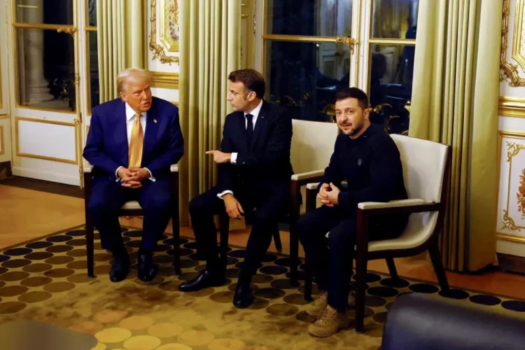 El presidente francés Emmanuel Macron, el presidente electo de EE. UU. Donald Trump y el presidente de Ucrania Volodymyr Zelensky asistieron a una reunión trilateral en el Palacio del Elíseo.