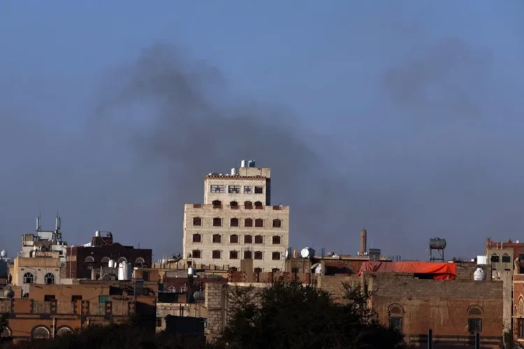 El humo se eleva en el aeropuerto de Saná tras los ataques aéreos israelíes.