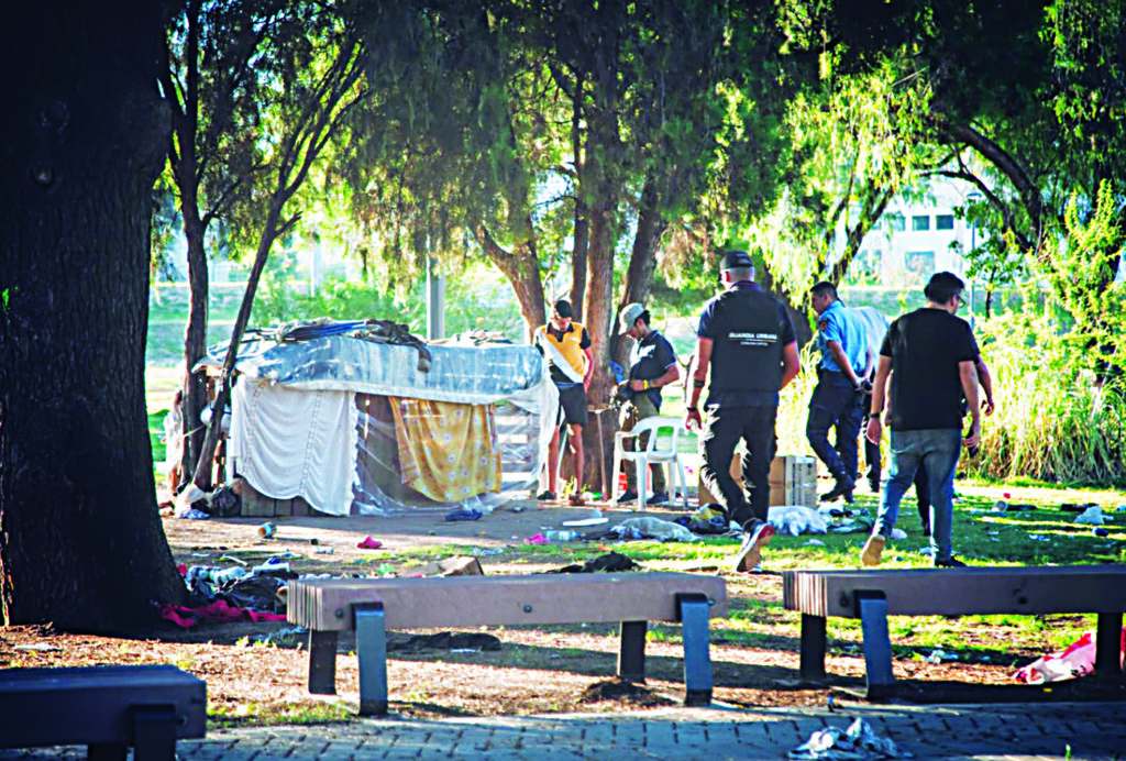 Desalojan a nueve personas de la plaza de las Américas