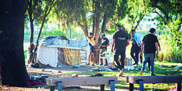 Desalojan a nueve personas de la plaza de las Américas