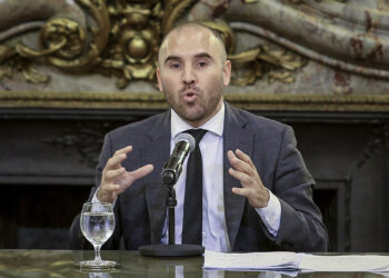 Guzmán cruzó a Sturzenegger por avalar la eliminación de áreas del Estado en la construcción de viviendas