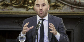 Guzmán cruzó a Sturzenegger por avalar la eliminación de áreas del Estado en la construcción de viviendas