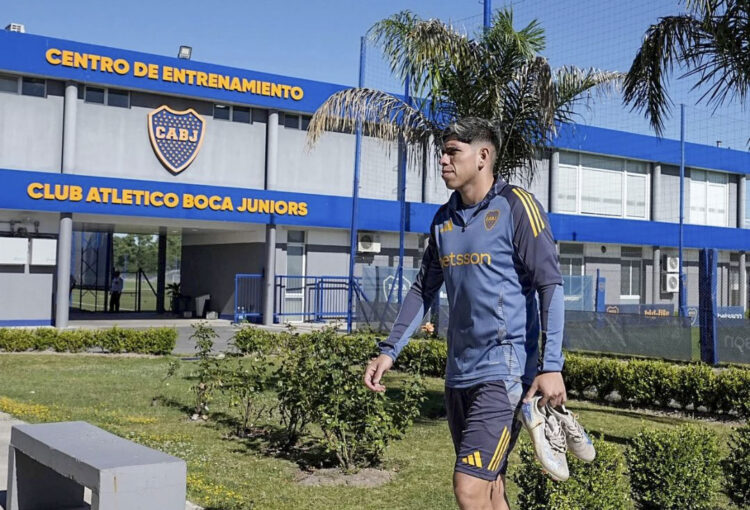 El flamante refuerzo de Boca Juniors, el delantero chileno Carlos Palacios, proveniente de Colo Colo durante el primer entrenamiento del 2025.