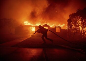 Asciende a 16 la cifra de muertos por los incendios forestales en Los Ángeles
