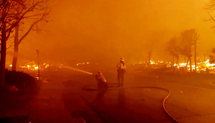 Los bomberos luchan contra las llamas en condiciones extremas.