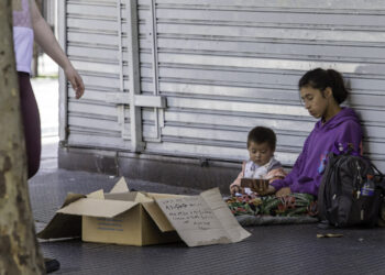 La pobreza por falta de ingresos o carencias básicas llegó al 61% en la primera mitad de 2024