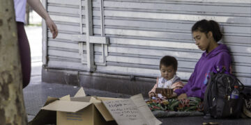 La pobreza por falta de ingresos o carencias básicas llegó al 61% en la primera mitad de 2024