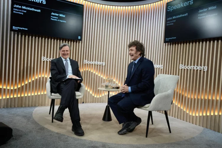 El editor jefe de Bloomberg News, John Micklethwait junto a Javier Milei.