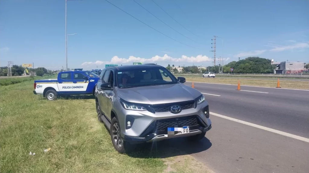 Lo multaron por exceso de velocidad y golpeó a dos policías