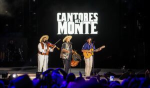 Con Los Manseros Santiagueños y el Indio Lucio Rojas, así se vivió la cuarta luna de Cosquín Con Los Manseros Santiagueños y el Indio Lucio Rojas, así se vivió la cuarta luna de Cosquín