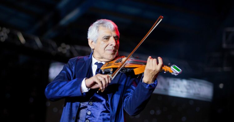 Peteco Carabajal recorrió su carrera junto a músicos de distintas generaciones.